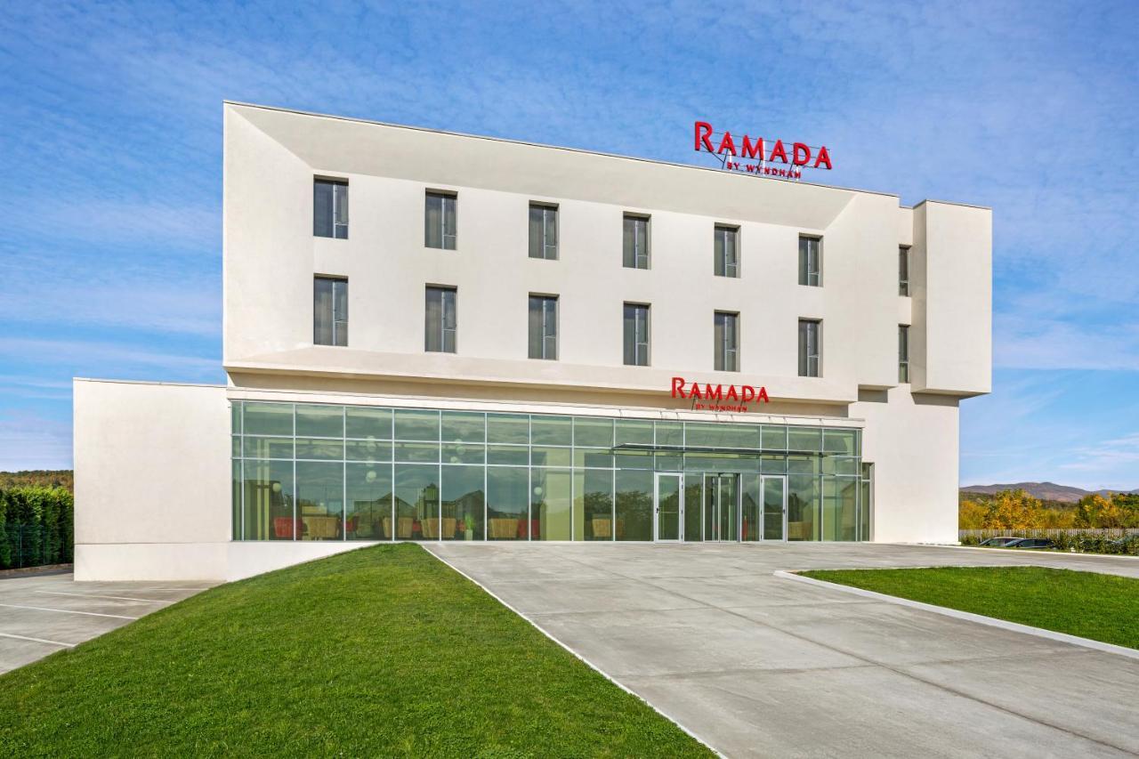 Ramada By Wyndham Targu Jiu Hotel Bagian luar foto