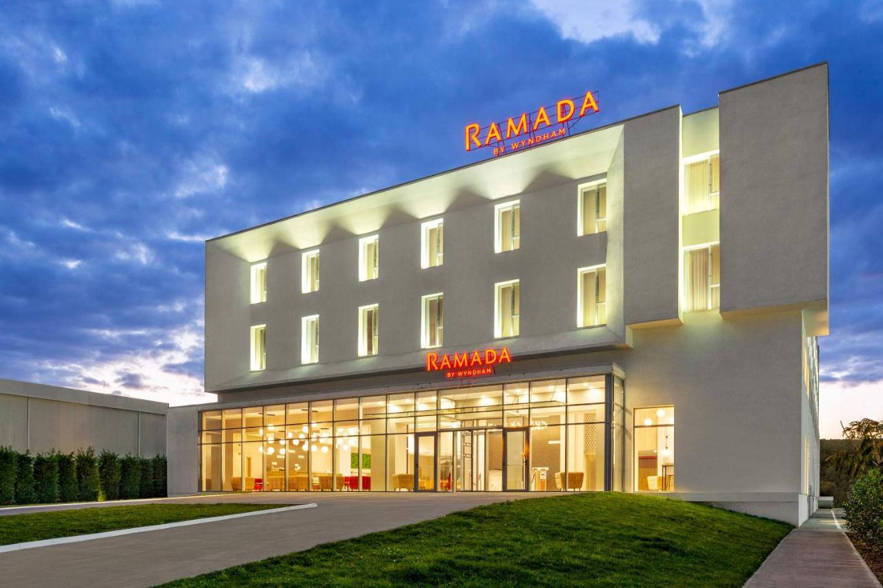 Ramada By Wyndham Targu Jiu Hotel Bagian luar foto