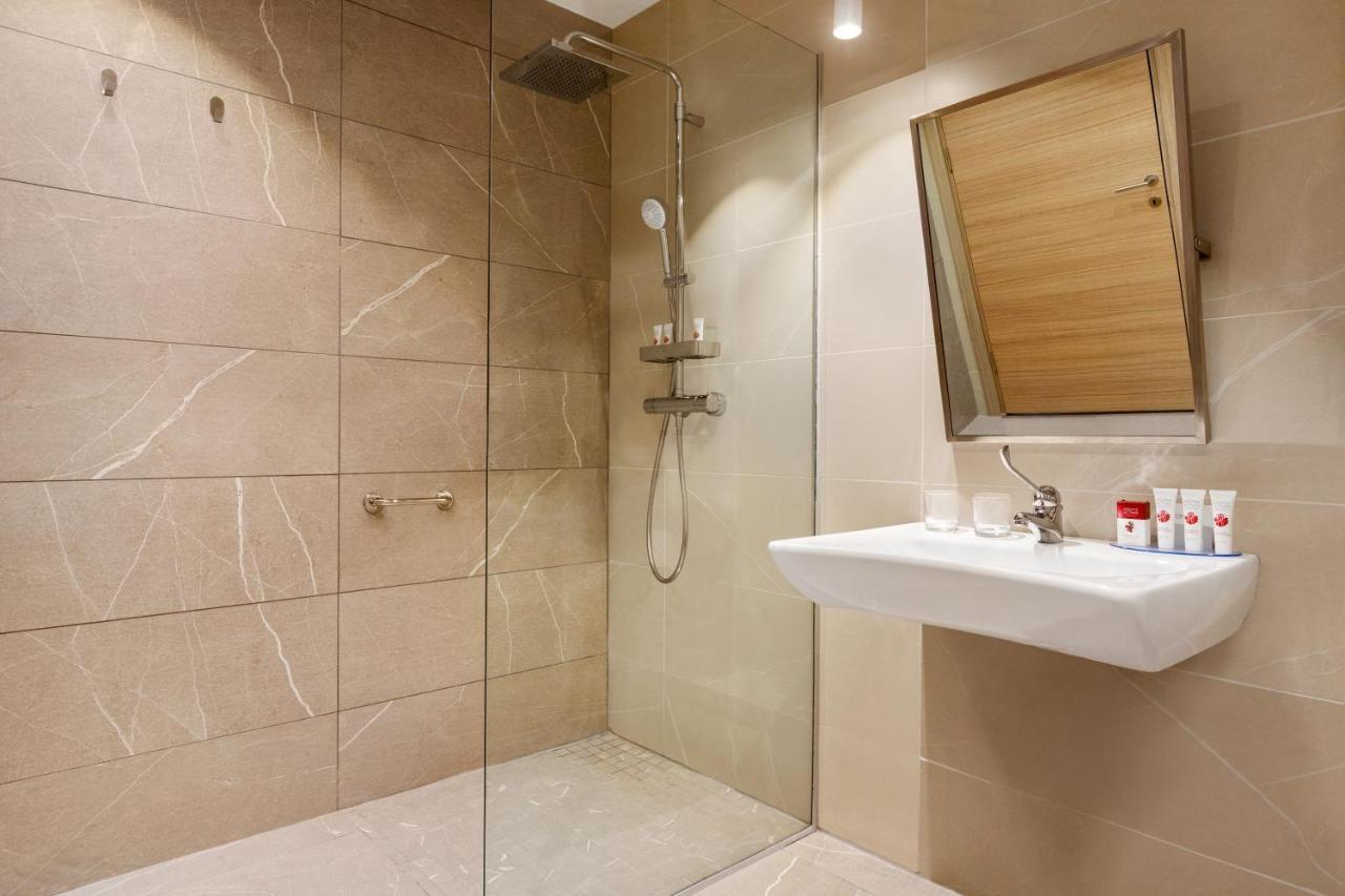 Ramada By Wyndham Targu Jiu Hotel Bagian luar foto