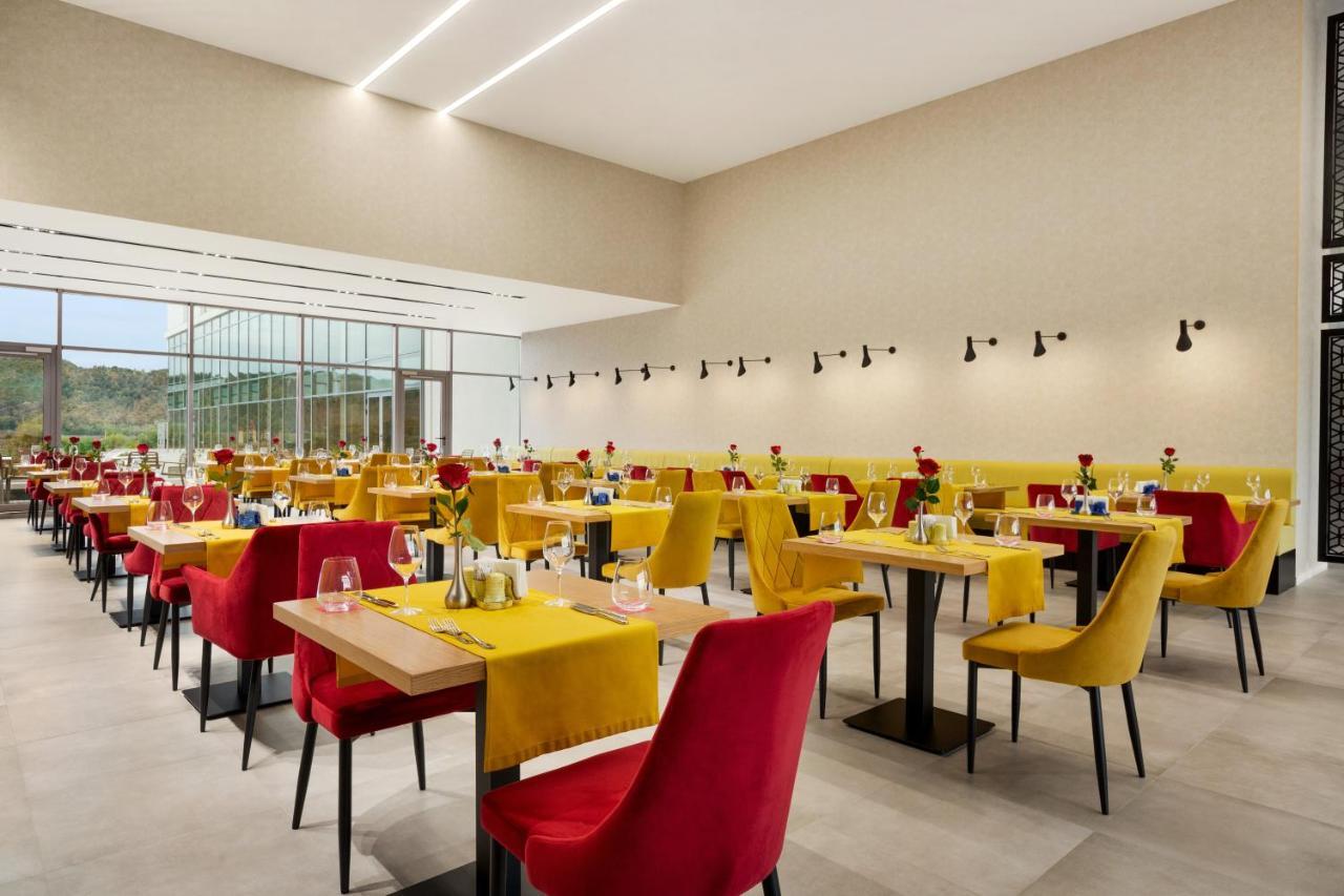 Ramada By Wyndham Targu Jiu Hotel Bagian luar foto