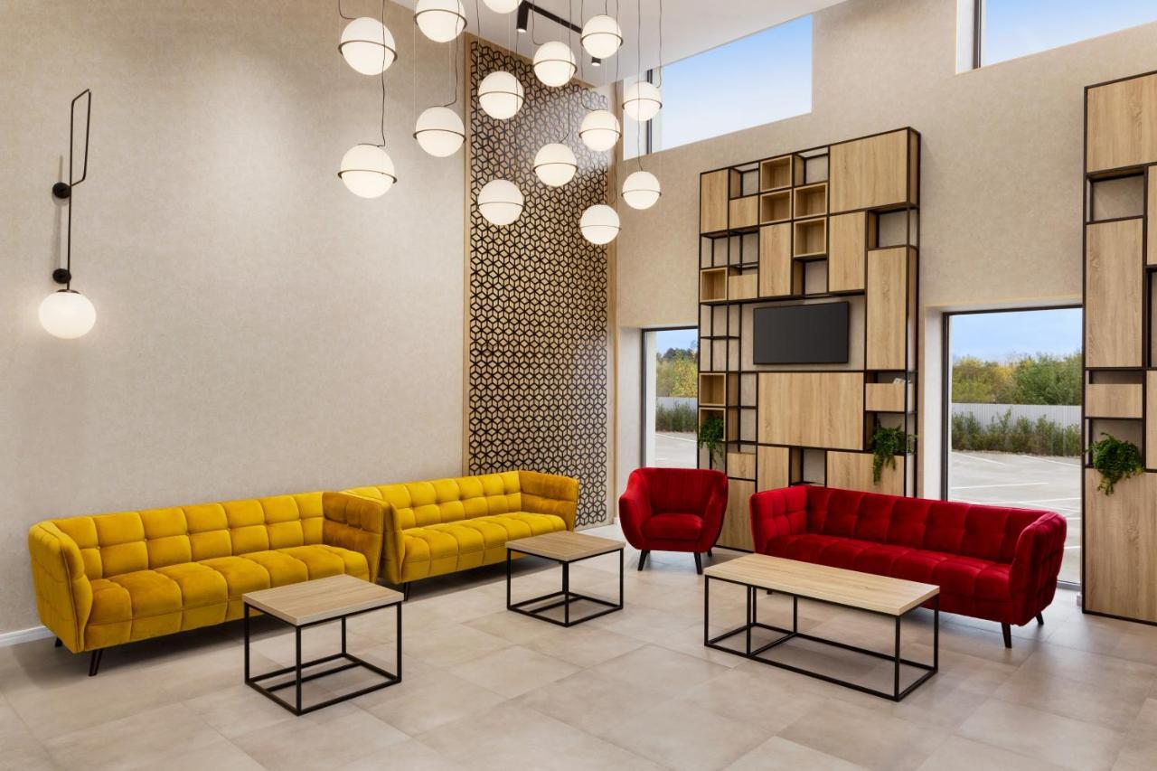 Ramada By Wyndham Targu Jiu Hotel Bagian luar foto