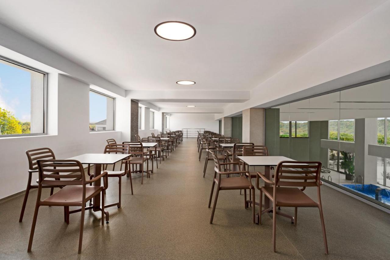 Ramada By Wyndham Targu Jiu Hotel Bagian luar foto