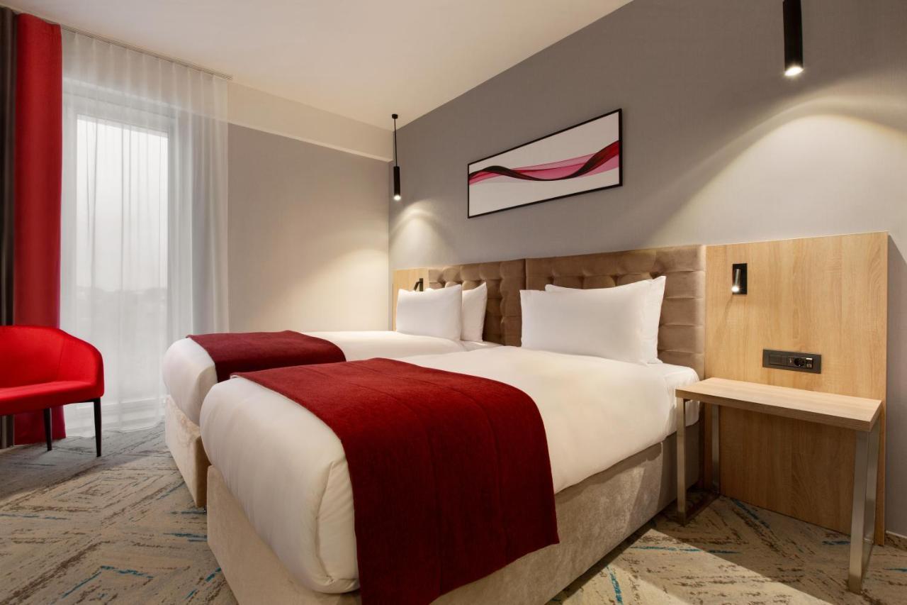 Ramada By Wyndham Targu Jiu Hotel Bagian luar foto
