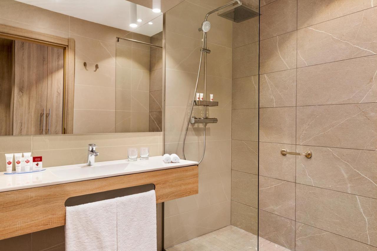 Ramada By Wyndham Targu Jiu Hotel Bagian luar foto