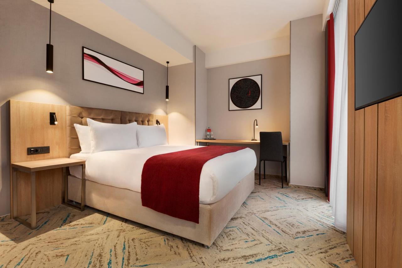 Ramada By Wyndham Targu Jiu Hotel Bagian luar foto