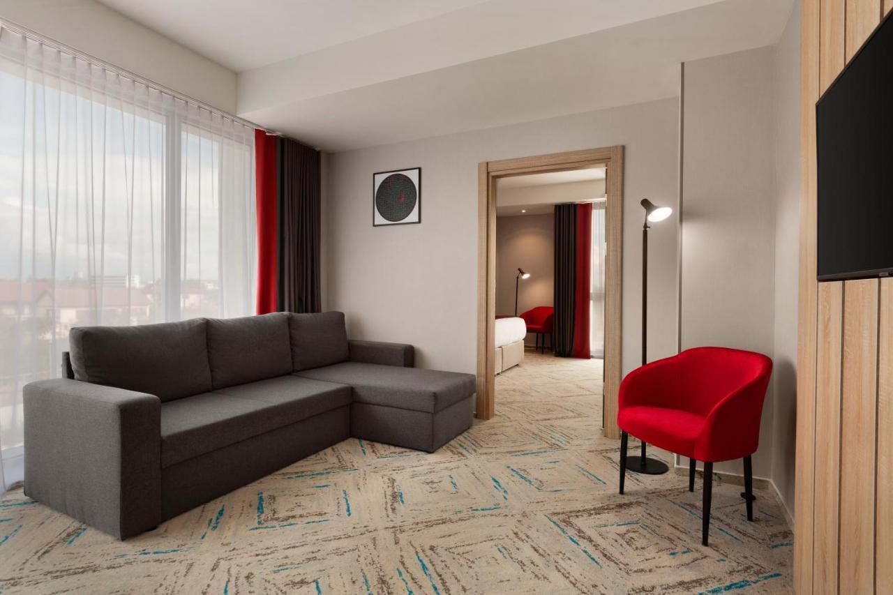Ramada By Wyndham Targu Jiu Hotel Bagian luar foto