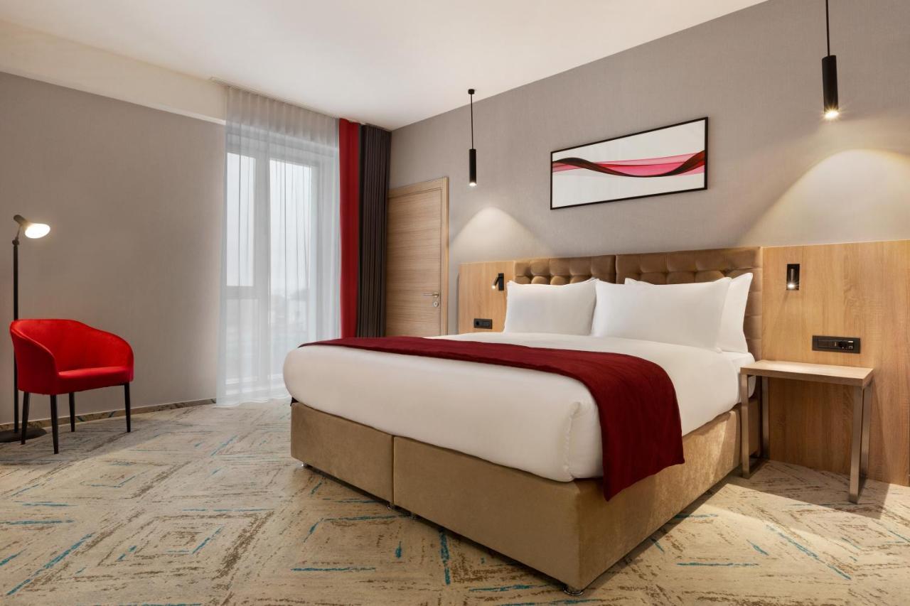 Ramada By Wyndham Targu Jiu Hotel Bagian luar foto