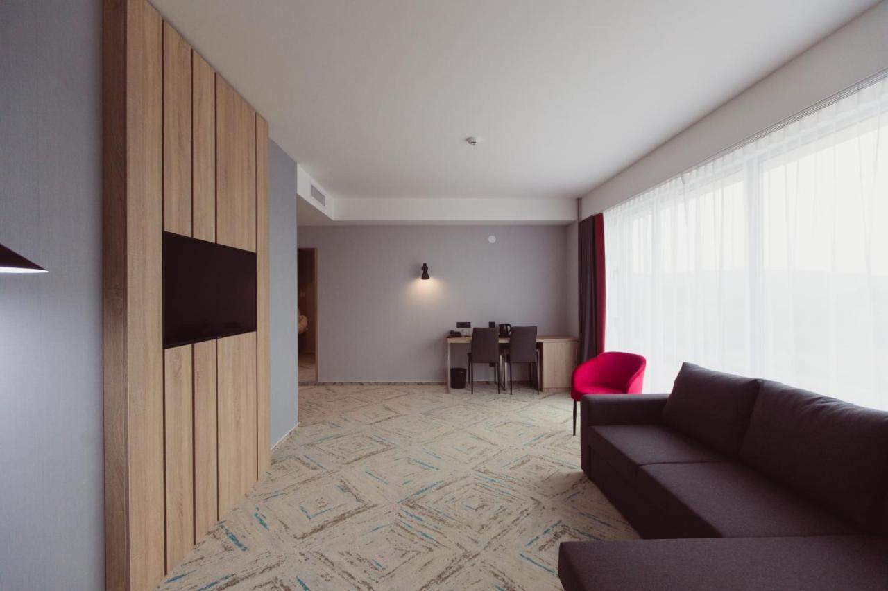 Ramada By Wyndham Targu Jiu Hotel Bagian luar foto