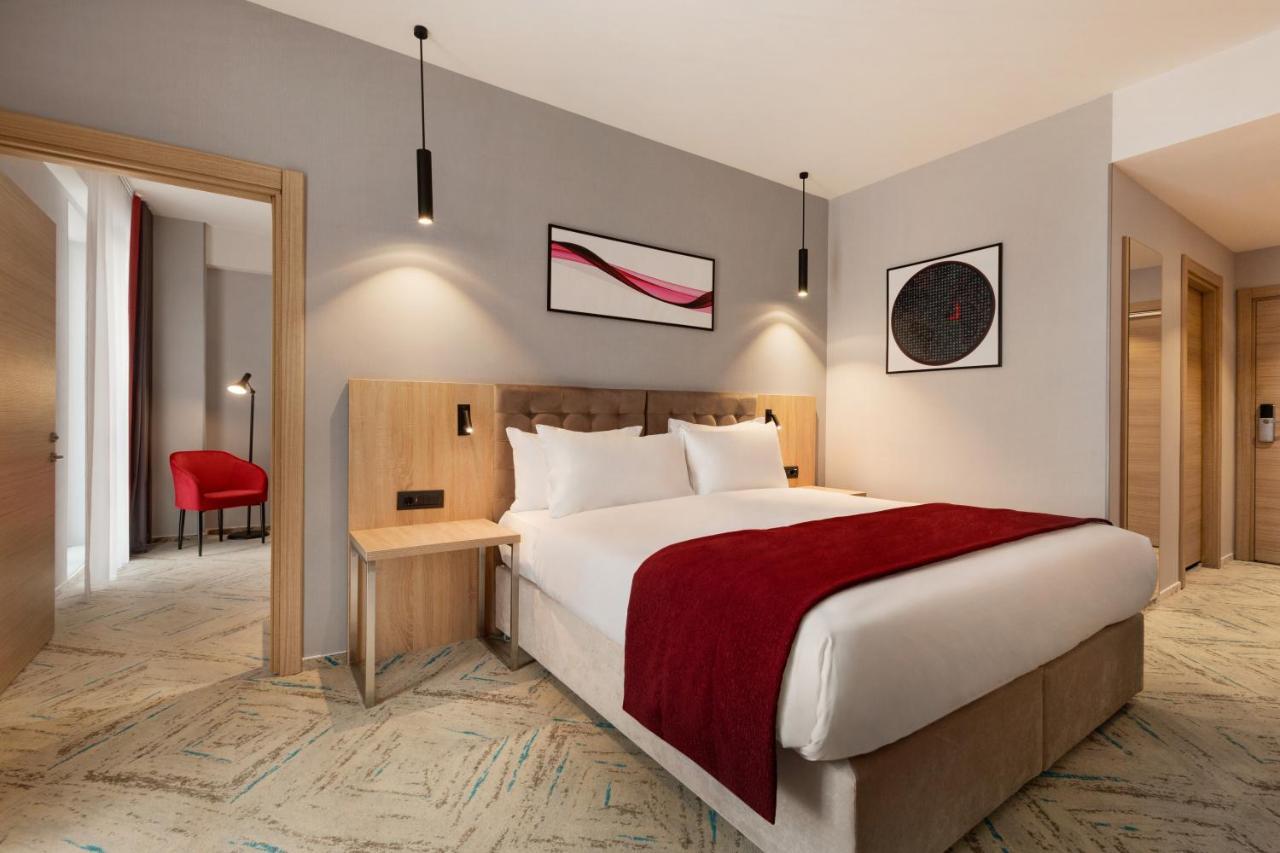 Ramada By Wyndham Targu Jiu Hotel Bagian luar foto