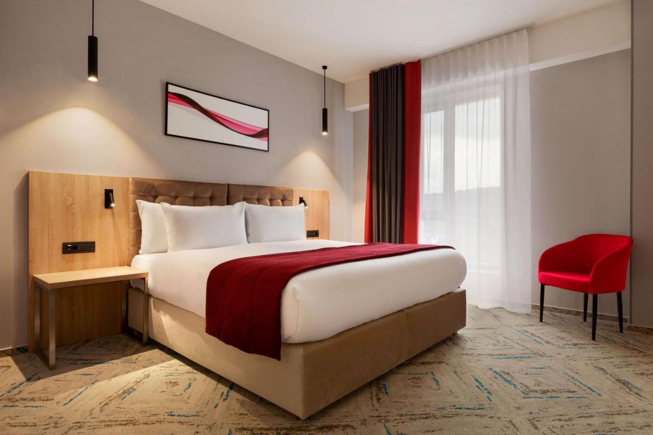 Ramada By Wyndham Targu Jiu Hotel Bagian luar foto