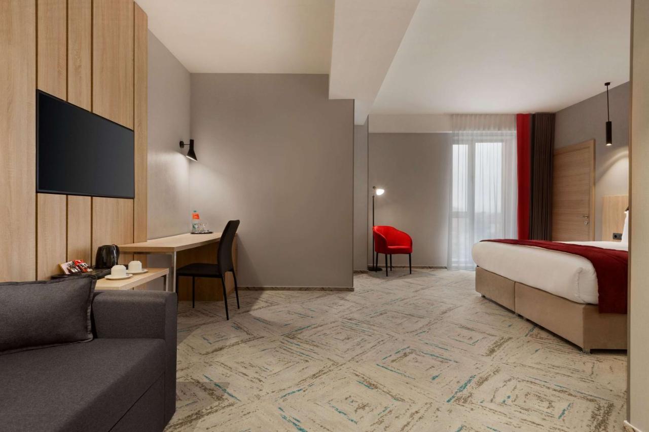 Ramada By Wyndham Targu Jiu Hotel Bagian luar foto