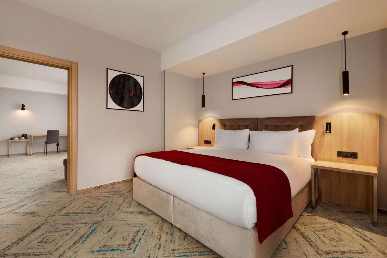 Ramada By Wyndham Targu Jiu Hotel Bagian luar foto