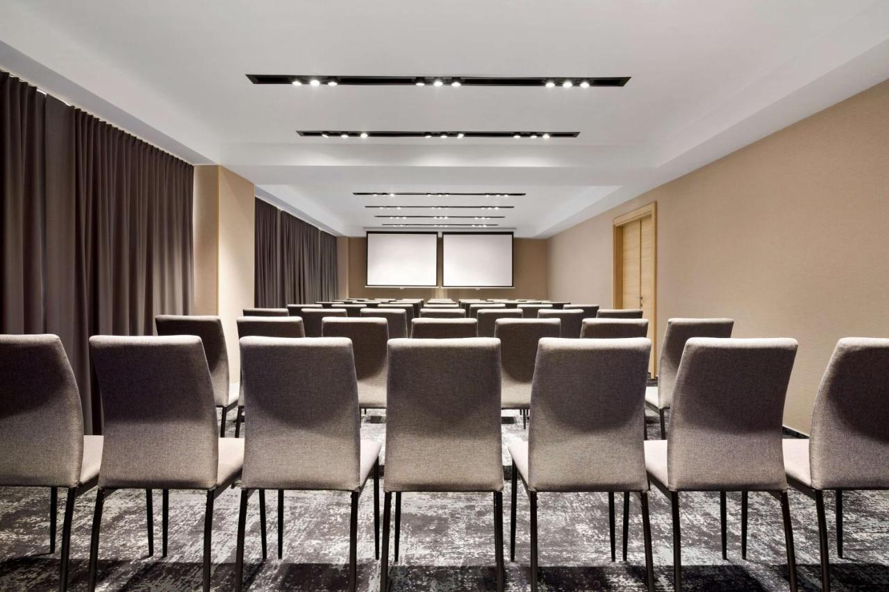 Ramada By Wyndham Targu Jiu Hotel Bagian luar foto