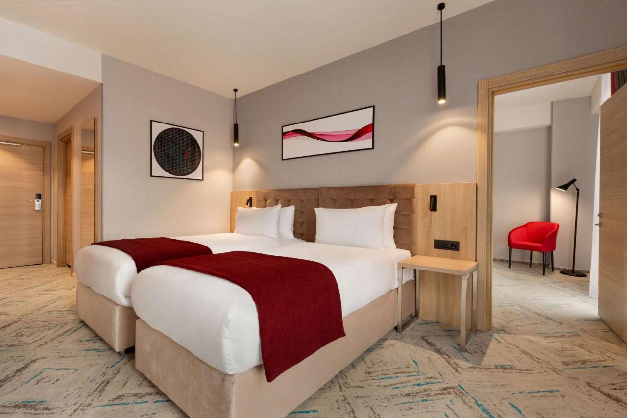 Ramada By Wyndham Targu Jiu Hotel Bagian luar foto