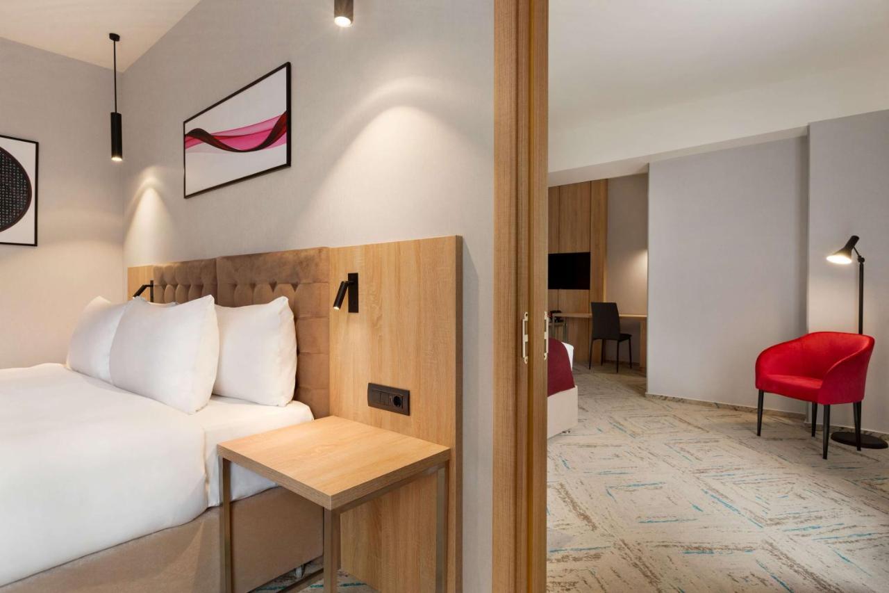 Ramada By Wyndham Targu Jiu Hotel Bagian luar foto