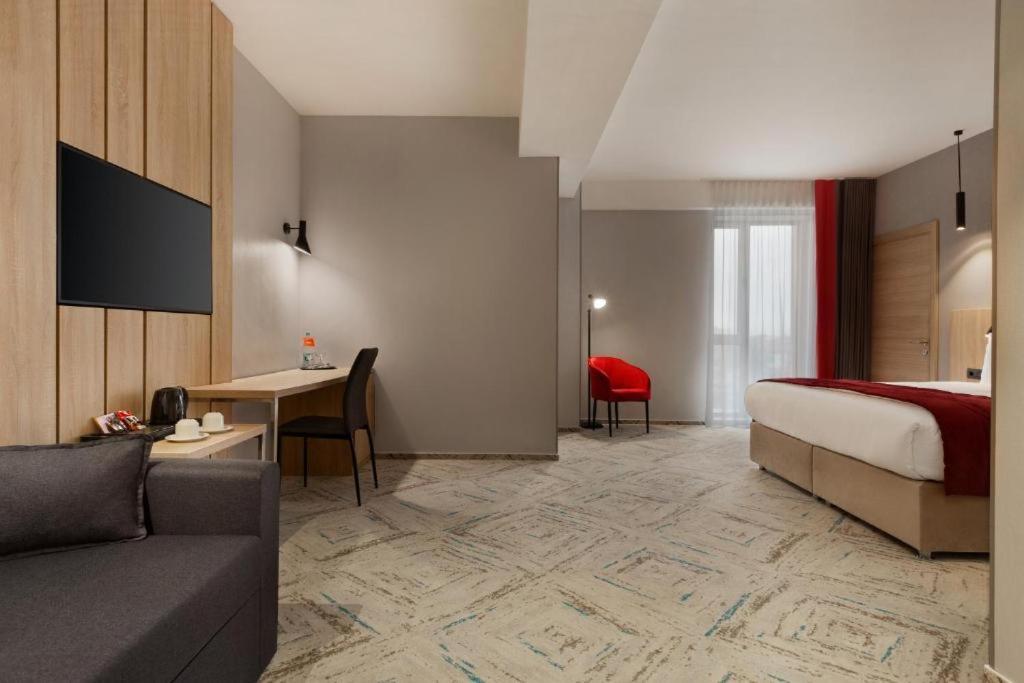 Ramada By Wyndham Targu Jiu Hotel Bagian luar foto